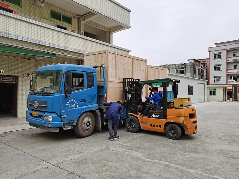 光伏串焊機(jī)設(shè)備裝車